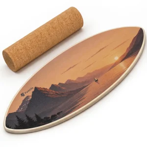 FunLife Balance Board SUNSET mit Bergsee und Segelboot im Sonnenuntergang und separater Korkrolle vor weißem Hintergrund.