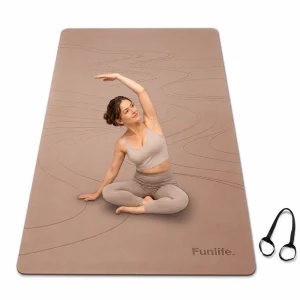 FunLife Yogamatte in Braun, 183 × 80 cm, mit geschwungenen Linien, sitzender Yogapose und schwarzem Tragegurt.